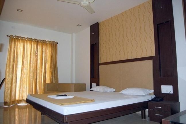 Hotel Sangram Palace Shirur Dış mekan fotoğraf